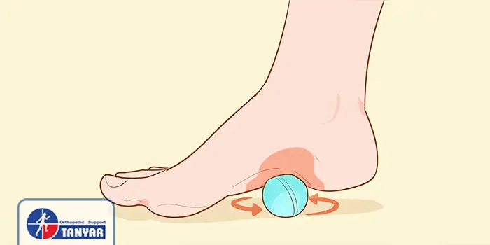 استفاده از توپ کوچک برای ماساژ کف پا
