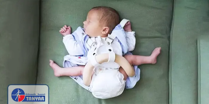 نوزاد در حال استفاده از پاولیک هارنس